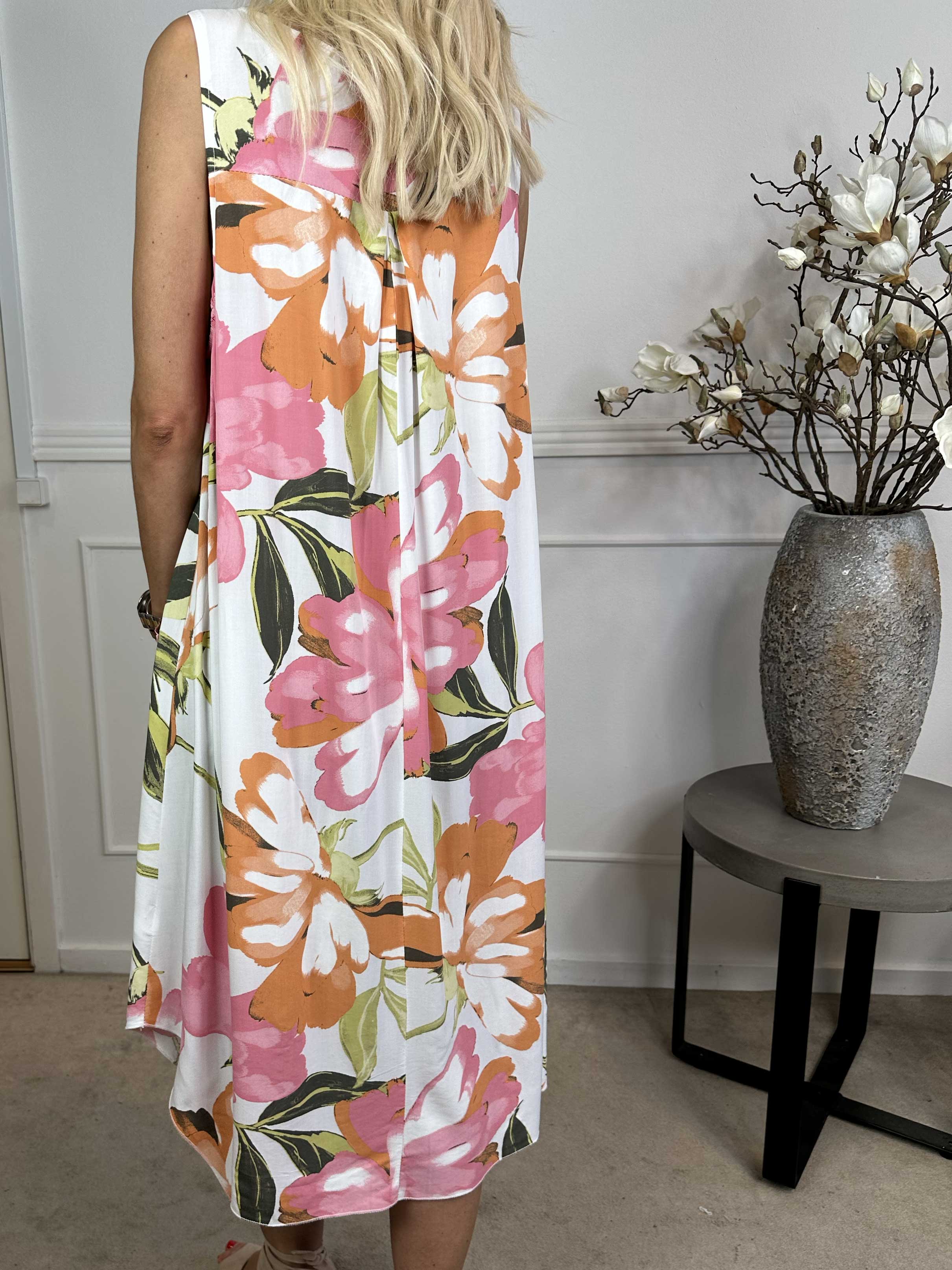 Kirsi - Söt blommig sommarklänning i viskos med fickor